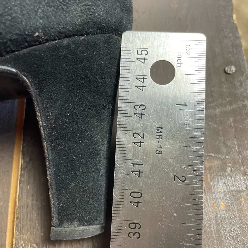 Vintage Donna Karan heels 
Black suede with a brass closure - Picture 4 of 4